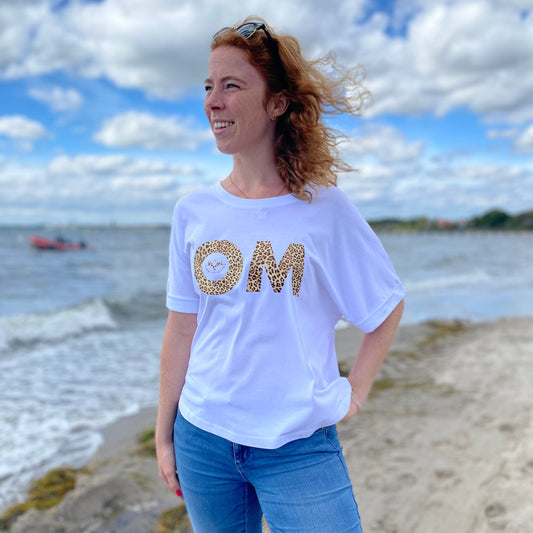T-Shirt OM (white/leo) loving soul