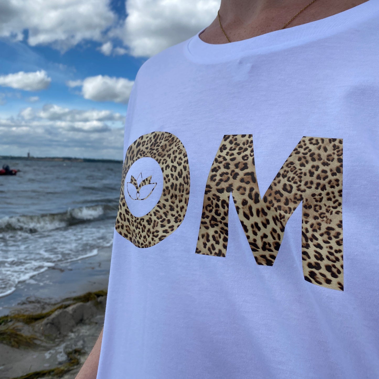 T-Shirt OM (white/leo) loving soul