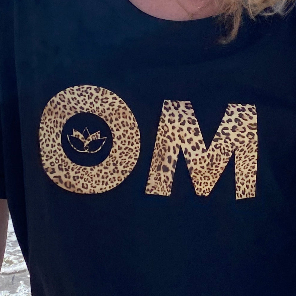 T-Shirt OM (black/leo) loving soul