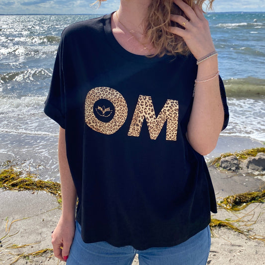 T-Shirt OM (black/leo) loving soul
