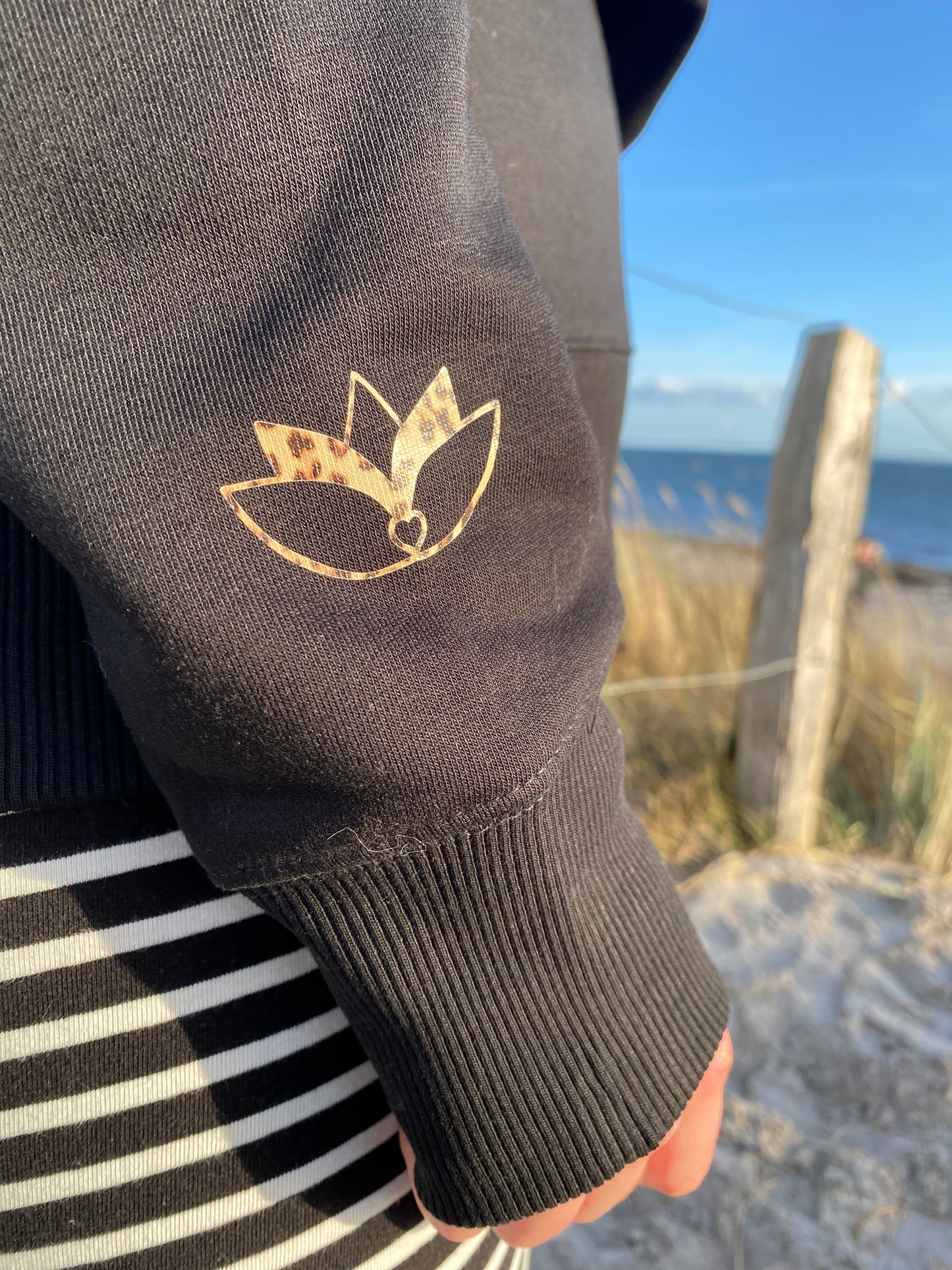 Sweatshirt HERZ (black/leo) loving soul